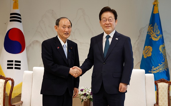 李대통령, <b>스가</b> 전 日총리 접견…"양 국민 만큼 정부 <b>관계</b> 좋아져야"
