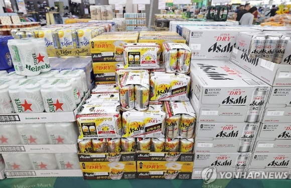 서울이 있는 대형 마트에 일본 맥주가 진열되고 있다. [사진=연합 뉴스]