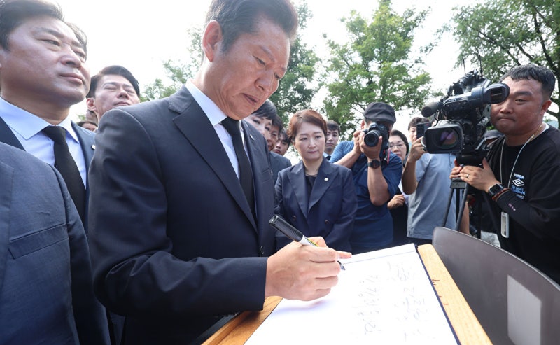 <b>정청래</b>, '<b>노무현 묘역</b>' 눈물로 참배…"잘하겠다"