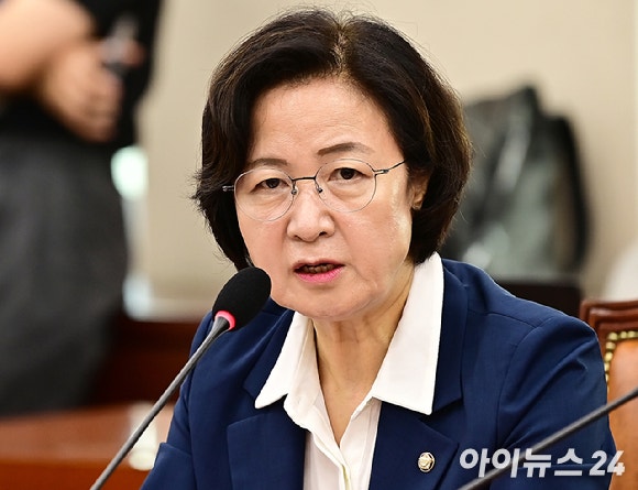 추미애 "<b>윤미향</b> 명예회복 위해 반드시 광복절 특사"