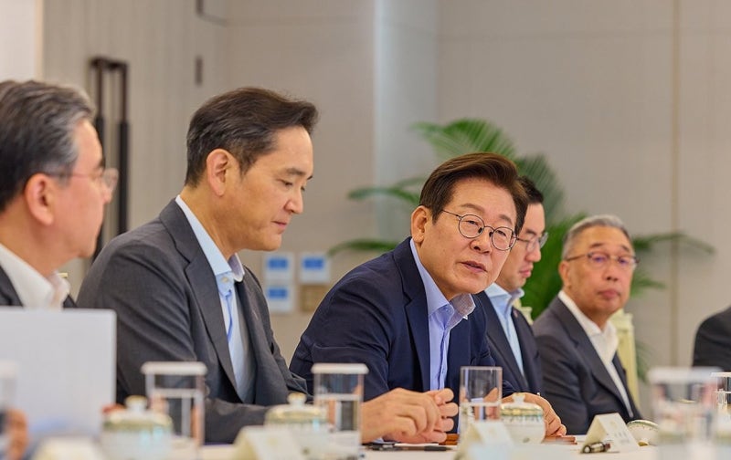 李<b>대통령</b>·<b>기업인</b>들 "한미 정상회담, 우리 산업 경쟁력 높이는 계기로"