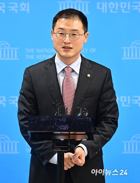 국힘, 민주 <b>김상욱</b> '<b>겸직</b>금지 위반' <b>징계안</b> 제출