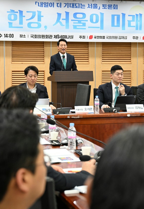 오세훈 서울시장이 3일 서울 여의도 국회에서 열린 '한강, 서울의 미래 : 내일이 더 기대되는 서울' 토론회에서 축사를 하고 있다. [사진=서울시]