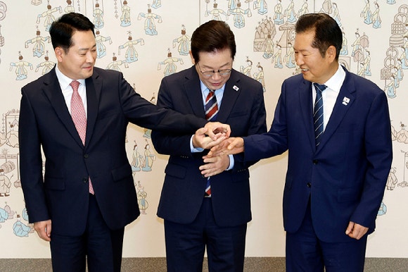李 앞에서 손 맞잡은 <b>여야</b> 대표…'<b>협치</b>' 신호탄?