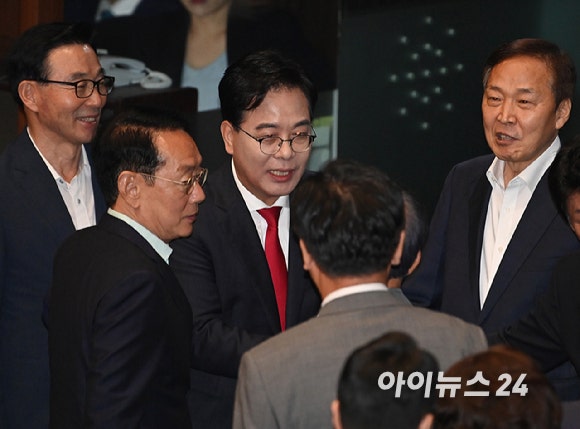 국힘 "與, 전날 3대 <b>특검법 합의 파기</b>"