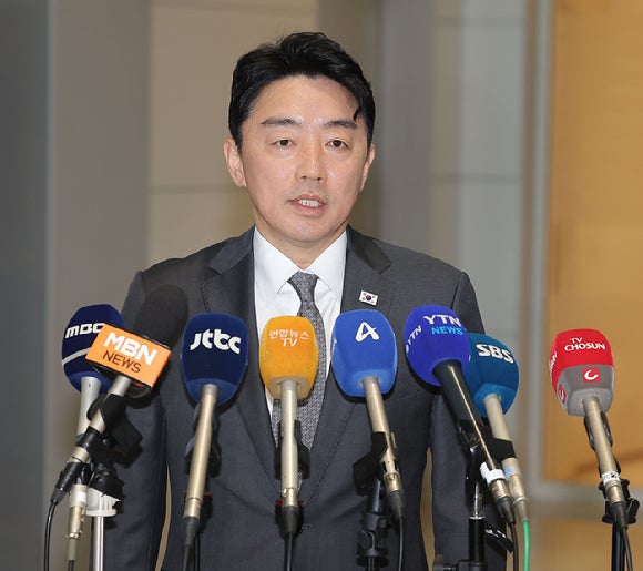 <b>강훈식 비서실장</b>, '美 <b>구금</b> 근로자' 귀국길 직접 마중