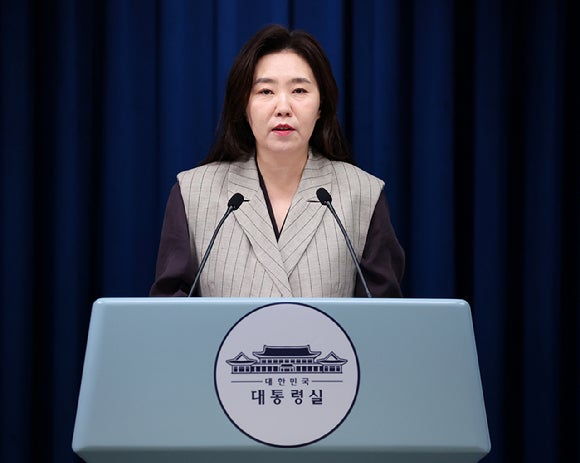 李, 오늘 '<b>핵심규제 합리화</b> 전략회의'…"신산업 <b>규제</b> 논의"
