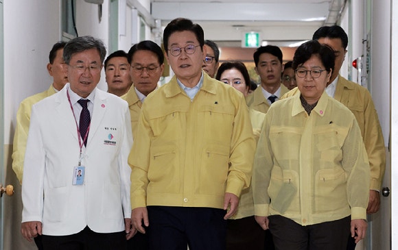 李 <b>대통령</b>, 추석 앞 <b>의료</b> 현장 찾아 '<b>공공의료 확충</b>' 강조