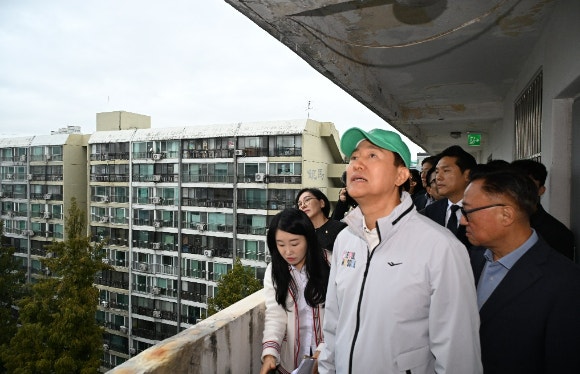 오세훈 서울시장이 13일 오전 서울 강남구 대치은마아파트 재건축 현장을 점검하고 있다. [사진=서울시 ]