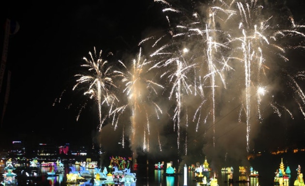 진주성에 형형색색 다양한 유등이 불을 밝힌 채 화려한 축포가 가을 밤하늘을 수놓고 있다. 사진은 경남 진주시 망경동 남강 물 위와 둔치. [사진=연합뉴스]