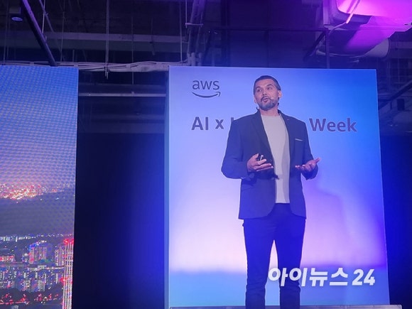 벤 카바나스 AWS 아시아태평양 및 일본(APJ) 지역 글로벌 세일즈 기술 디렉터가 15일 서울 코엑스에서 열린 'AWS AIx인더스트리 2025'에서 키노트를 하고 있다. [사진