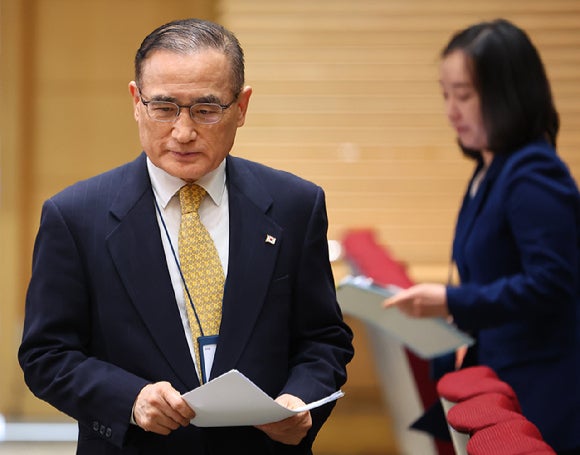 위성락 국가안보실장이 15일 최근 캄보디아에서 발생한 한국인 대상 납치·감금 범죄 대응 현황 관련 브리핑을 위해 용산 대통령실 대회의실로 입장하고 있다. 2025.10.15 [사진