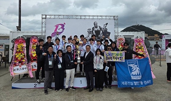 전국체전에 참가한 철인3종경기 선수단과 이승찬 대전시체육회장이 종합우승 후 기념 사진을 촬영하고 있다. [사진=대전시체육회]