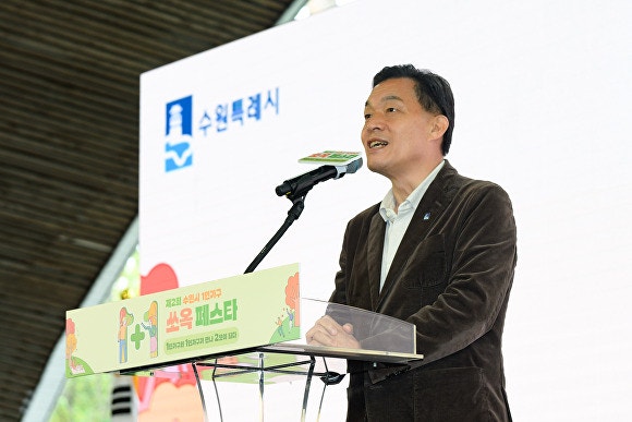 지난 26일 이재준 수원특례시장이 수원 광교호수공원 마당극장 일원에서 열린 제2회 수원시 1인 가구 쏘옥(SsOcC) 페스타에서 인사말하고 있다. [사진=수원특례시]