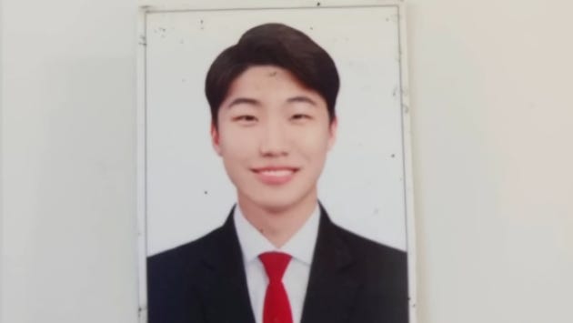 정 씨는 아버지에게 '아빠, 이거 한 장 가지고 있어요'라며 해당 사진을 건넸다고 한다. 사진은 정 씨. [사진=JTBC '사건반장']