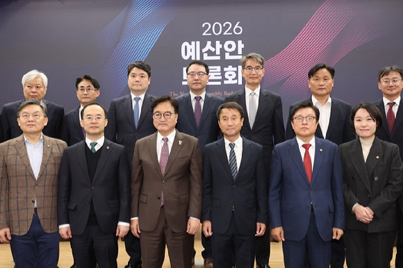 3일 서울 여의도 국회 의원회관에서 열린 에서 우원식 국회의장, 한병도 예결위원장 등 참석자들이 기념촬영을 하고 있다. [사진=연합뉴스]