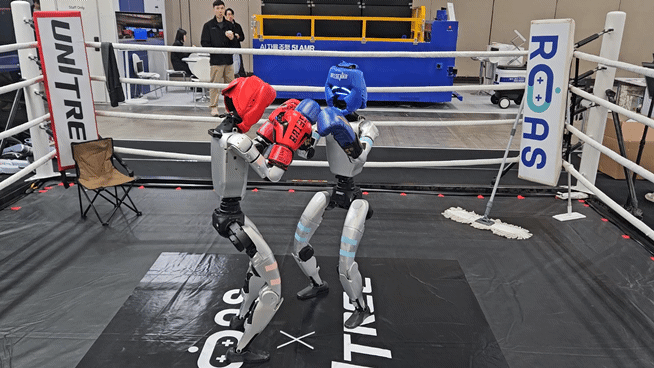 유니트리·로아스 공동 부스에서 휴머노이드 ’G1’ 두 대가 복싱 글로브를 착용하고 실제 복싱 대결을 시연하고 있다. [사진=설재윤 기자]