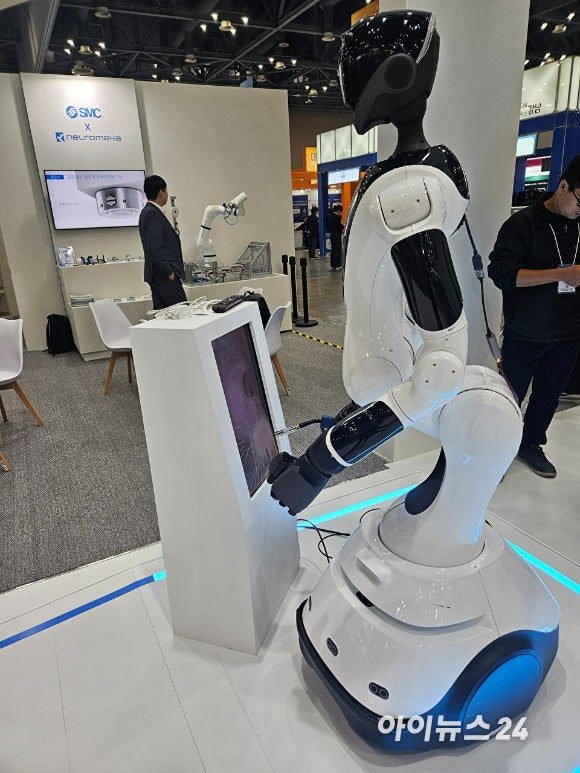 뉴로메카 휴머노이드 젠(ZEN)이 용접을 시연하고 있다. [사진=설재윤 기자]