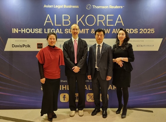 지난 6일 진행한 ALB 한국법률대상에서 GS건설이 수상 후 기념사진을 촬영하고 있다 [사진=GS건설]