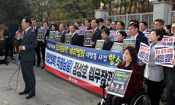 국민의힘 장동혁 대표와 송언석 원내대표를 비롯한 의원들이 11일 경기 과천시 법무부 청사 앞에서 대장동 항소 포기 규탄대회를 하고 있다. [사진=연합뉴스]