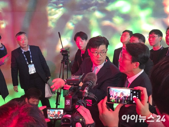 김민석 국무총리가 15일 부산 벡스코 '지스타 2025' 현장을 방문해 엔씨소프트로부터 설명을 듣고 있다. [사진=박정민 기자]