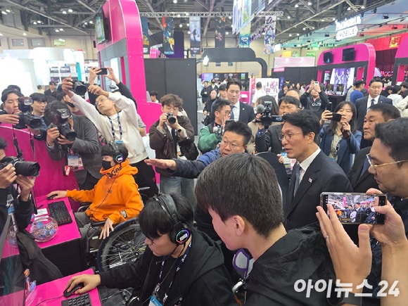 김민석 국무총리가 15일 부산 벡스코 '지스타 2025' 전시장에서 한국콘텐츠진흥원 게임인재원 부스를 둘러보고 있다. [사진=박정민 기자]