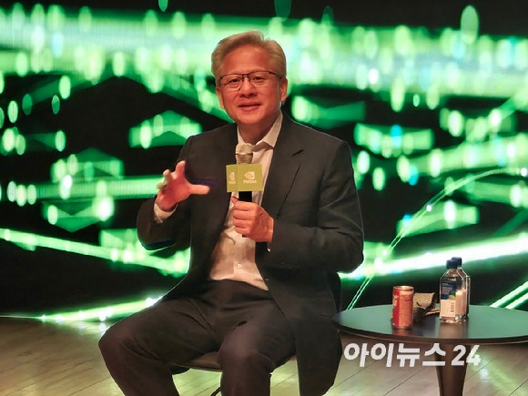 젠슨 황 엔비디아 최고경영자(CEO)가 지난달 31일 경북 경주 예술의전당 원화홀에서 기자들과 질의응답을 하고 있다. [사진=최란 기자]
