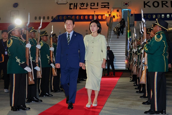 <b>이재명</b> 대통령, <b>G20</b> 회의장 도착⋯라마포사 대통령이 영접(종합)