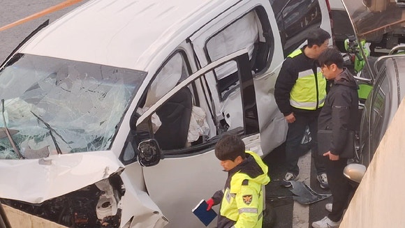 25일 제주시 우도 천진항에서 국립과학수사연구원 제주분원 관계자들이 전날 10여명의 사상자를 낸 렌터카 승합차에 대한 현장검증을 벌이고 있다. [사진=독자 제공, 연합뉴스]