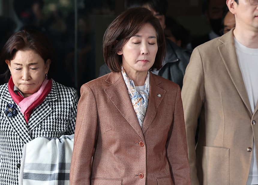 국민의힘 나경원 의원이 지난 20일 서울 양천구 서울남부지방법원에서 열린 '국회 패스트트랙 충돌' 1심 선고 공판을 마친 후 나서고 있다.재판부는 사건 당시 자유한국당 원내대표였던 나 의원에게 벌금 총 2천400만원