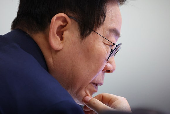 李 대통령 "사건조작 기소·<b>쿠데타</b>, 살아있는 한 나치 전범처럼 처벌"