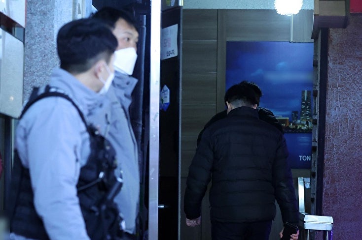 3일 오후 경남 창원시 마산회원구 합성동 한 모텔 앞에서 경찰이 현장을 통제하고 있다. 이날 오후 해당 모텔에서 흉기 사건이 발생해 2명이 심정지 상태로 발견되고, 2명이 중상을 입었다. 2025.12.3 [사진=연