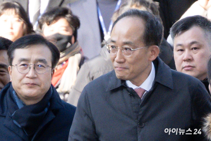 내란 특검 "<b>추경호</b>, 이번 <b>주말 기소</b>…혐의 추가 검토 중"