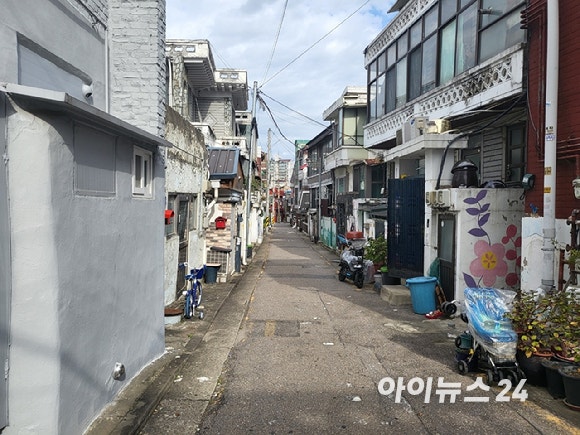 주택착공이 5년 새 70%나 급감하면서 집값은 오르고 서민 주거부담이 점점 커지고 있다. 사진은 서울 한 빌라 밀집 거리. [사진=이수현 기자]