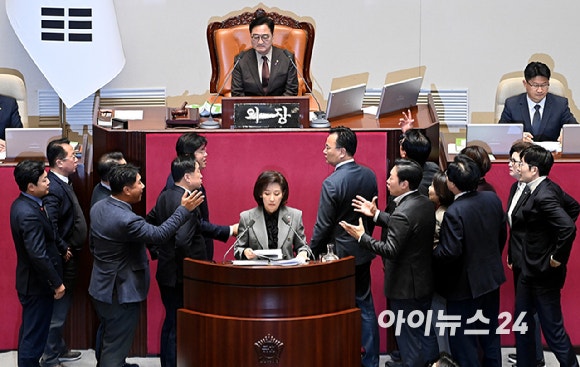 국힘, 본회의 全법안 필버 돌입…<b>여야</b> 극렬 대치[종합]