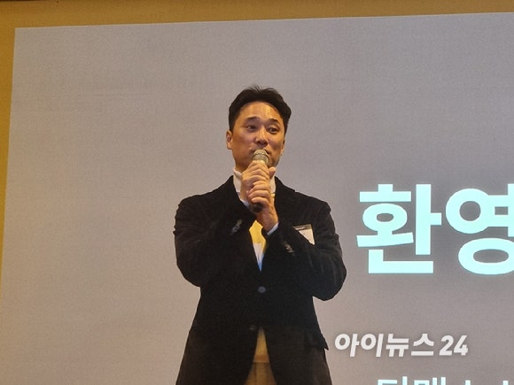 이형용 티맥스소프트 대표가 10일 오전 서울 삼성동 그랜드인터컨티넨탈 파르나스에서 열린 AI전략 세미나에서 환영사를 하고 있다.[사진=윤소진 기자]