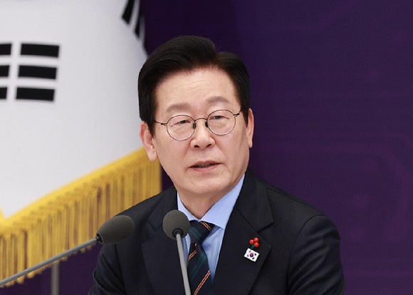 李 대통령 "<b>반도체</b> 산업, 많은 사람이 혜택 누려야"