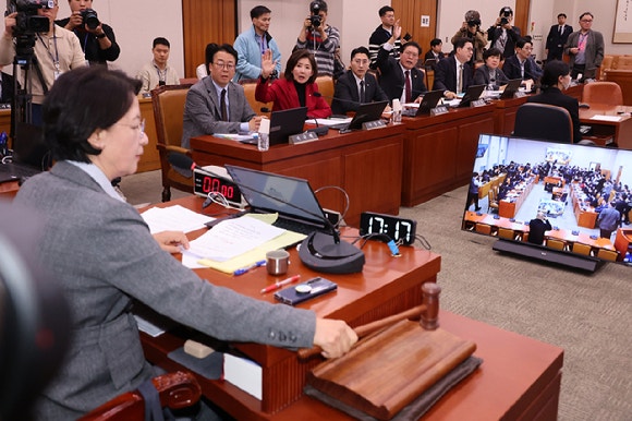 '주 52시간 예외' 빠진 <b>반도체</b>특별법, 국회 법사위 통과