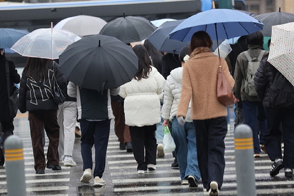 비가 내린 가운데 서울 종로구 광화문네거리에서 우산을 쓴 시민들이 이동하고 있다.[사진=연합뉴스]