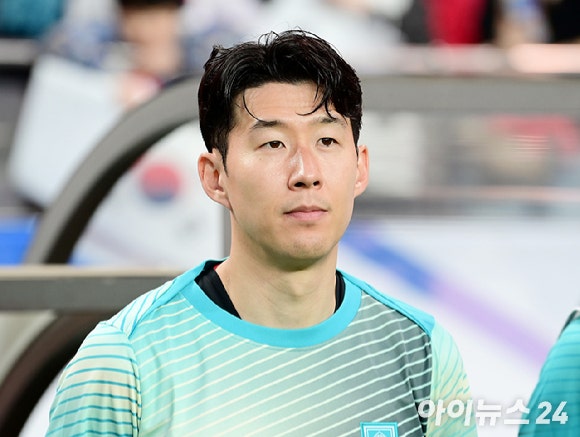 지난 6월 10일 오후 경기도 서울월드컵경기장에서 열린 22026 FIFA 북중미 월드컵 아시아 3차 예선 조별리그 B조 10차전 최종전 대한민국과 쿠웨이트의의 경기에서 손흥민이 벤치에서 경기 시작을 기다리고 있다.