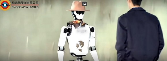 중국 기업 '씨누드 아시아'가 개발한 휴머노이드 로봇이 런웨이에서 사람과 나란히 걷고 있다.[사진=이본 왕 링크드인 계정]