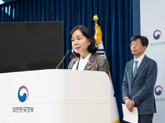 송경희 개인정보보호위원회 위원장이 12일 정부세종청사 중앙동 합동브리핑실에서 브리핑을 진행하고 있다.[사진=개인정보보호위원회]