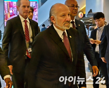 하워드 러트닉 미 상무장관이 지난 10월 29일 경주예술의전당에서 열린 한미 비즈니스 라운드 테이블 및 환영 만찬 참석을 위해 입장하고 있다.[사진=최란 기자]