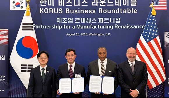 최윤범(왼쪽 두 번째) 고려아연 회장이 지난 15일 세계 최대 방산기업인 미국 록히드마틴과 전략광물인 게르마늄 공급망 협력을 위한 양해각서를 체결한 후 기념촬영하고 있다.[사진=연합뉴스]