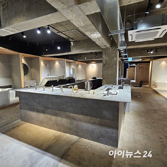 '반포 124주구 조합원 마감재 검증단'이 서울 강남구 논현동에 마련한 마감재 전시장 전경.2025.12.15.[사진=이효정 기자 ]