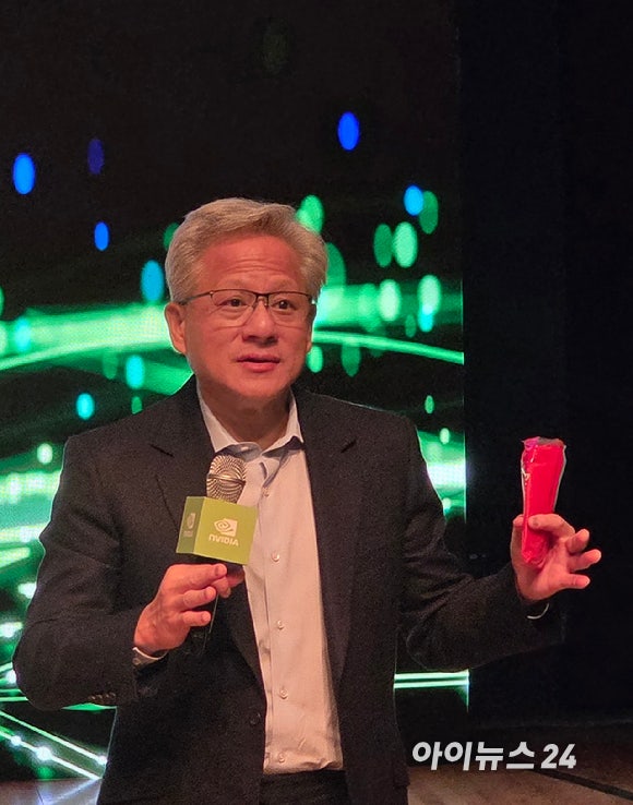 젠슨 황 엔비디아 CEO가 지난 10월 31일 경북 경주예술의전당에서 열린 '엔비디아 프레스 컨퍼런스'에서 기자들의 질의응답에 답하고 있다.[사진=박지은 기자]