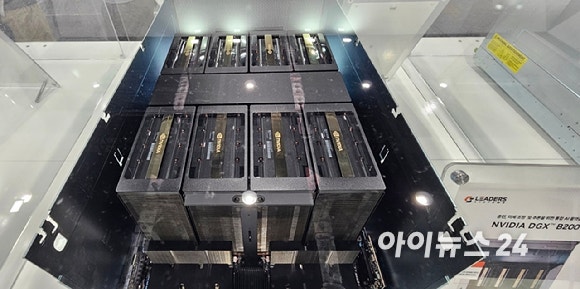 엔비디아의 '블랙웰' 아키텍처 기반 8개 GPU로 구성된 DGX-B200 시스템.[사진=박지은 기자]