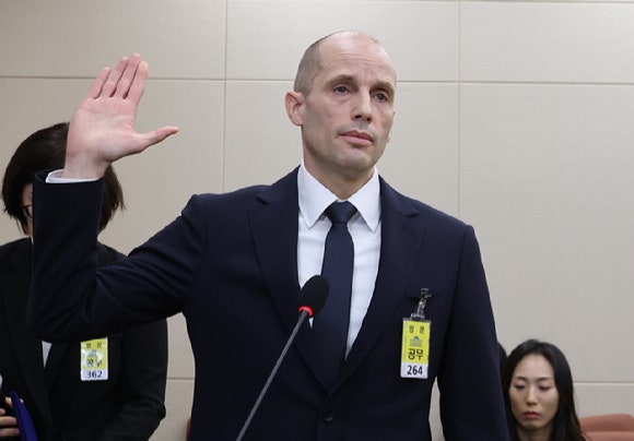 17일 국회 과학기술정보방송통신위원회에서 열린 쿠팡 침해사고 관련 청문회에서 해롤드 로저스 쿠팡 대표이사가 선서하고 있다.[사진=연합뉴스]