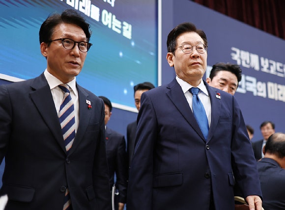 이재명 대통령이 17일 정부세종컨벤션센터에서 행정안전부(경찰청, 소방청)·인사혁신처 업무보고를 마친 후 이동하고 있다. 왼쪽은 김민석 국무총리. 2025.12.17 [사진=연합뉴스]