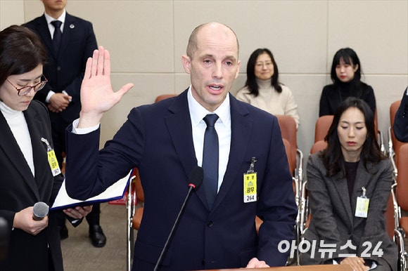 해롤드 로저스 쿠팡 대표이사가 17일 서울 여의도 국회 과학기술정보방송통신위원회 전체회의에서 열린 쿠팡 침해사고 관련 청문회에서 선서를 하고 있다.[사진=곽영래 기자]